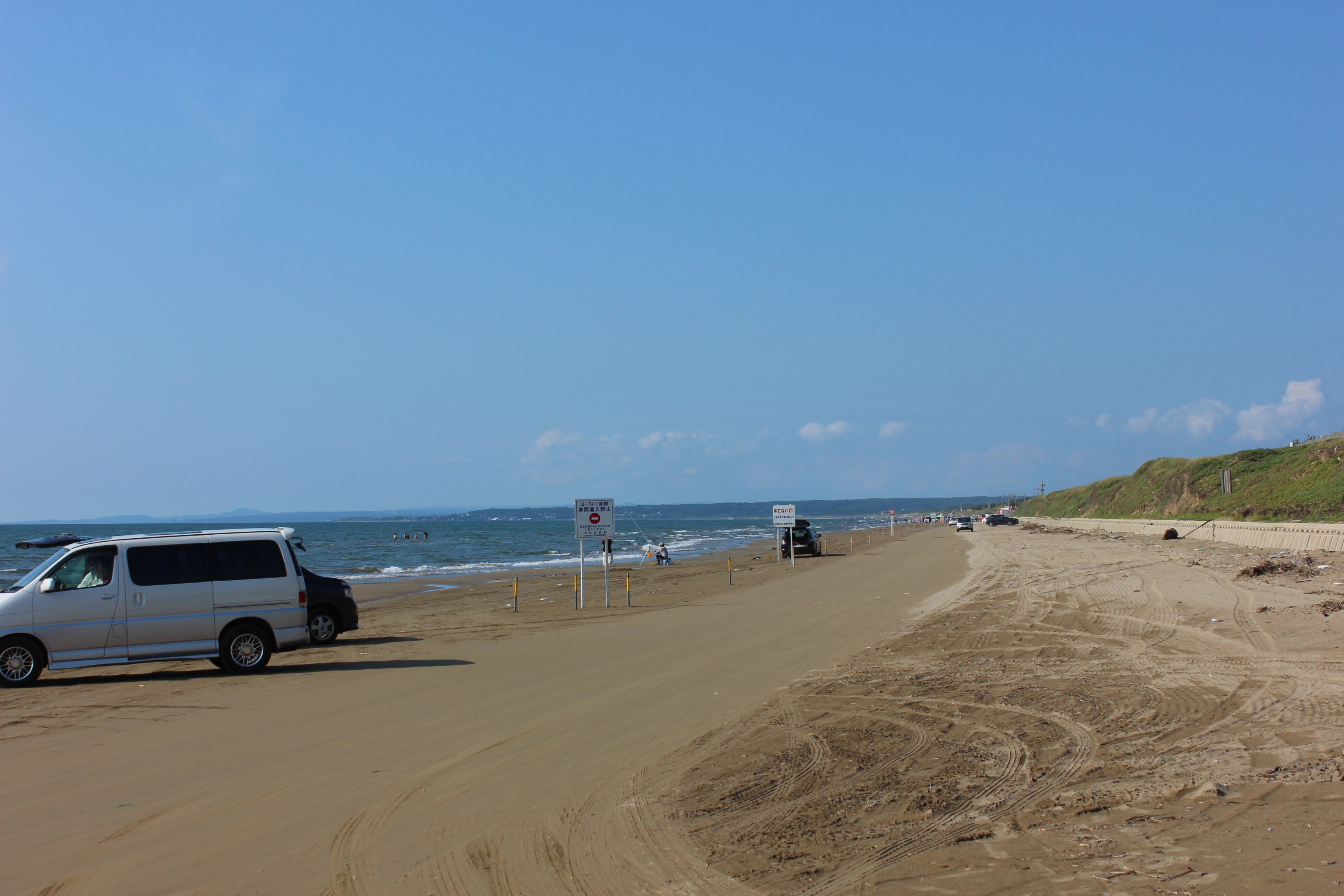 千里浜なぎさドライブウェイの砂浜と日本海