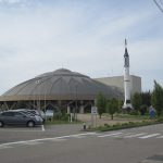 コスモアイル羽咋の外観と宇宙船モニュメント