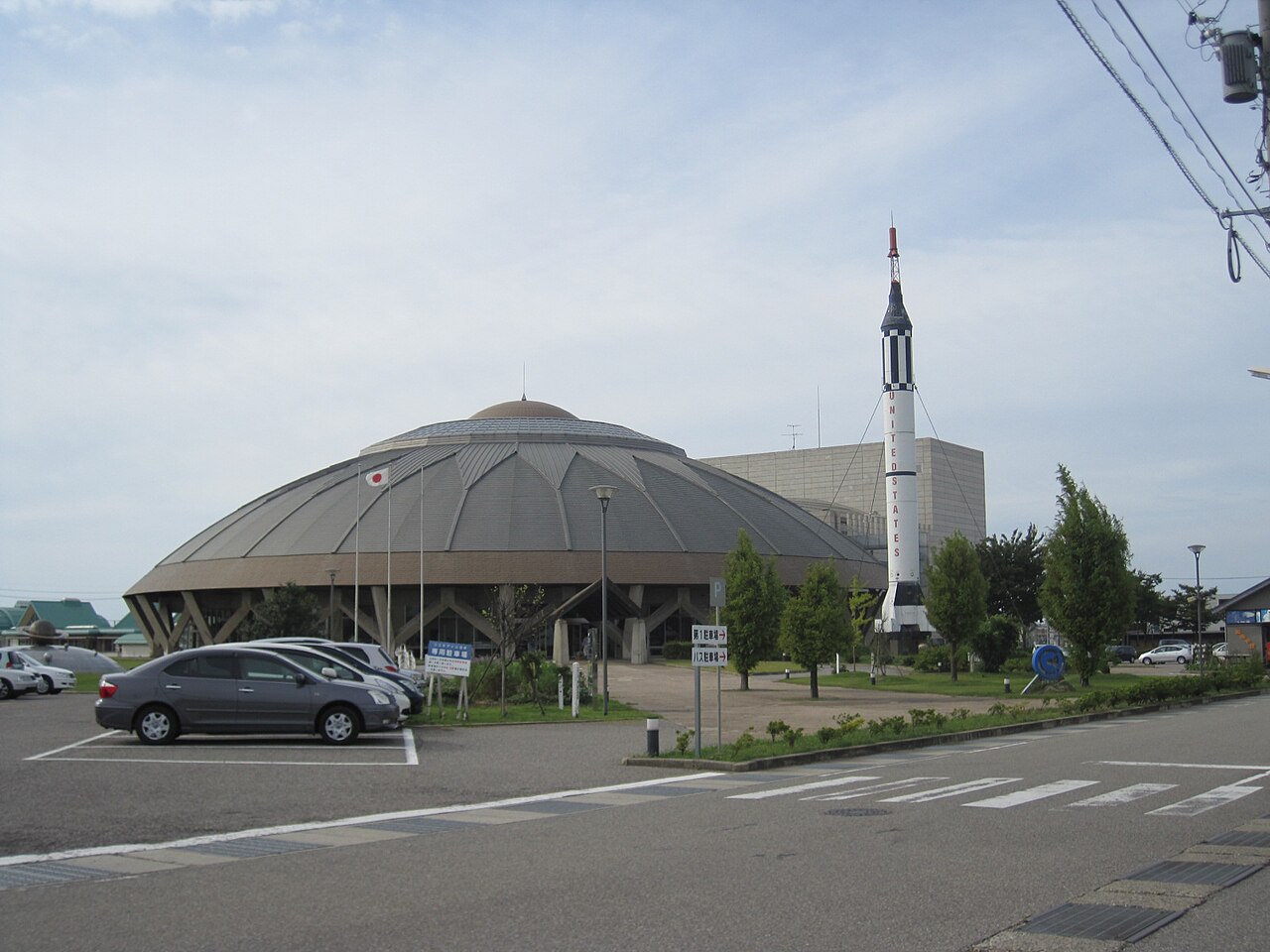 コスモアイル羽咋の外観とマーキュリーロケット