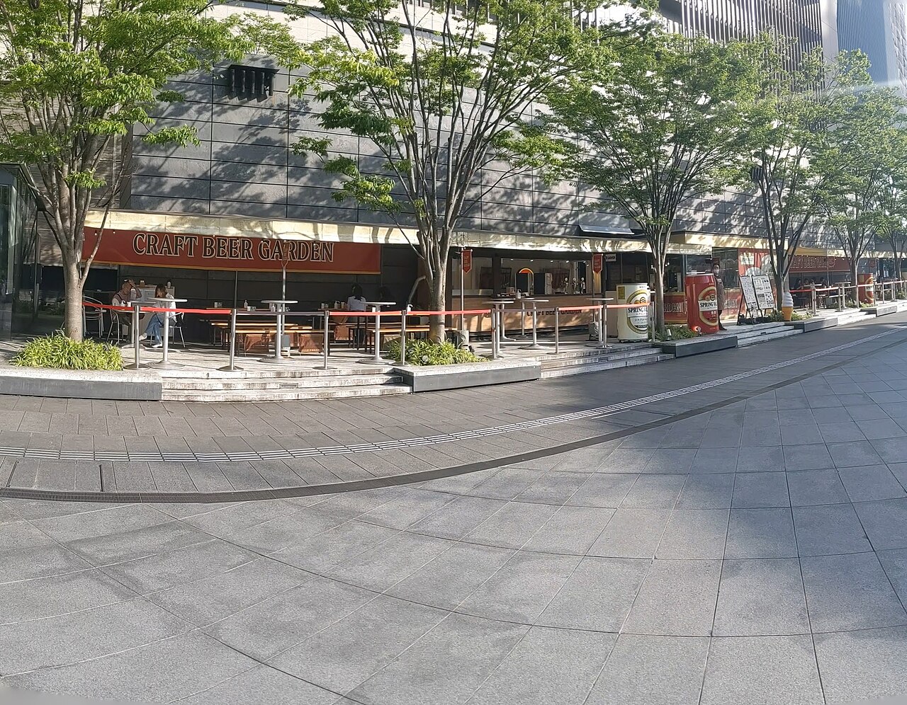 クラフトビールガーデンでビールを楽しむ風景