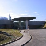 福井県立恐竜博物館の銀色のドーム型建物外観