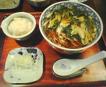 辛味大根おろしと薬味をのせた越前おろしそば