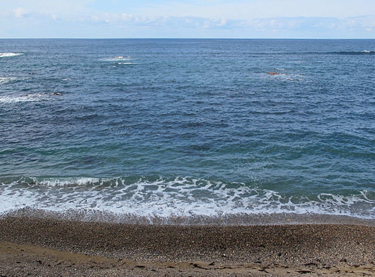 越前海岸の断崖絶壁と日本海の荒波が打ち寄せる風景