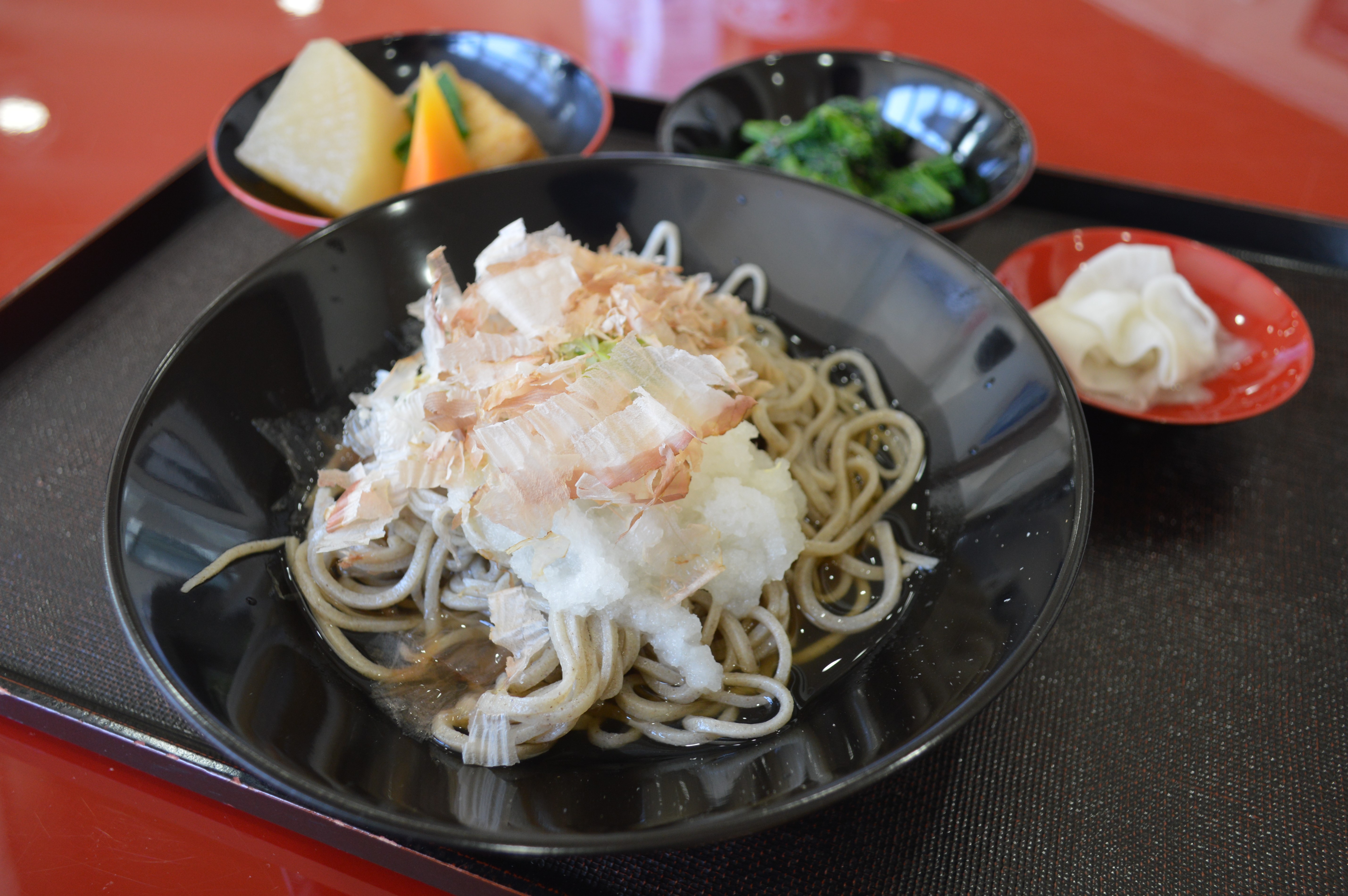 うるしの里会館に展示された越前漆器の漆塗り工芸品
