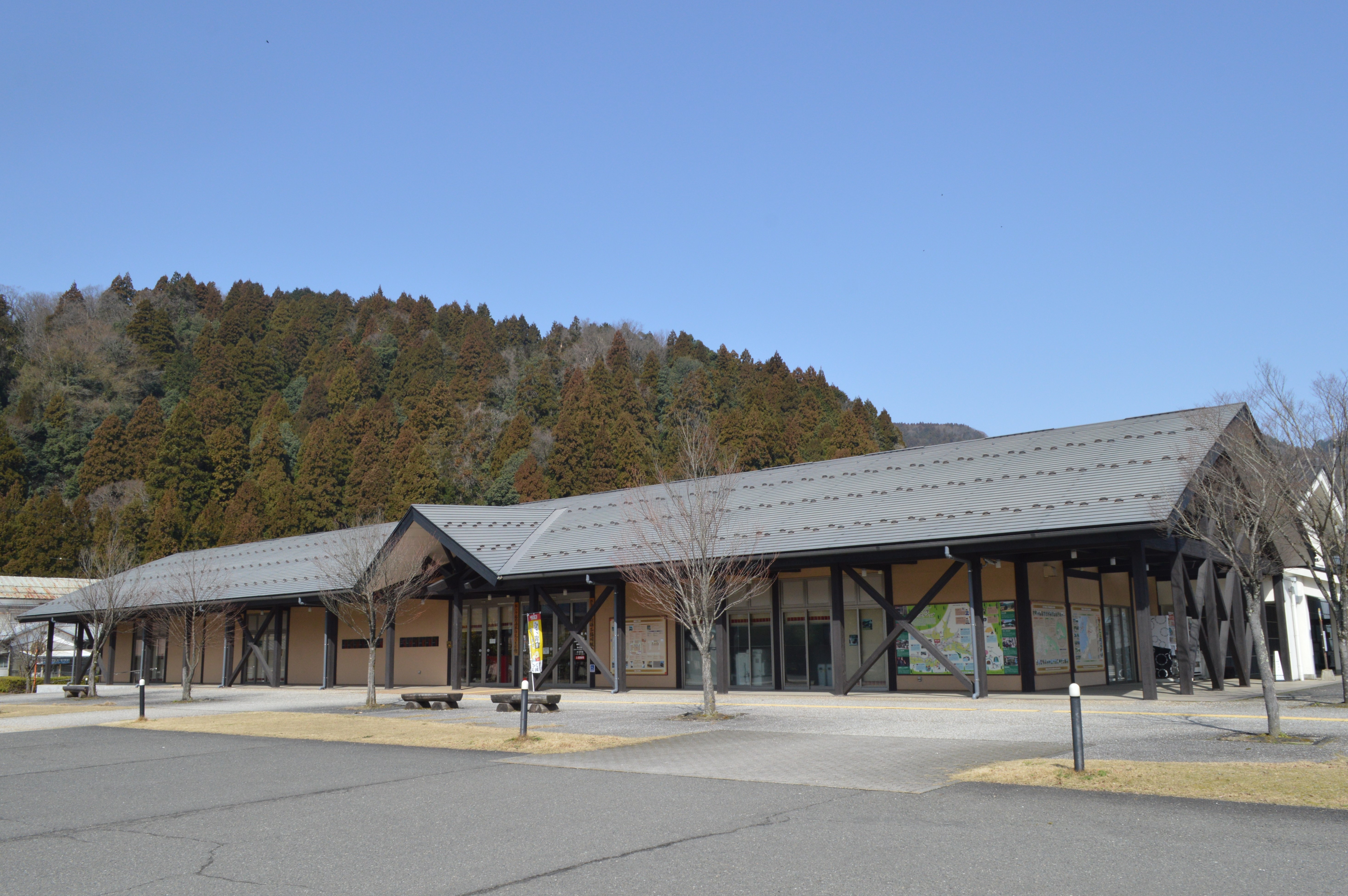鯖江市うるしの里会館の越前漆器展示コーナー