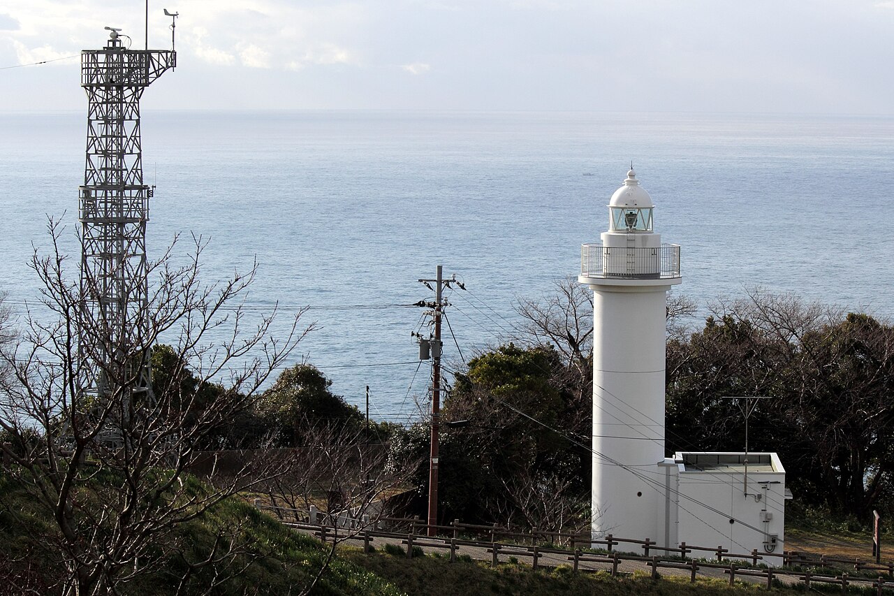 白亜の越前岬灯台と日本海を見渡す絶景