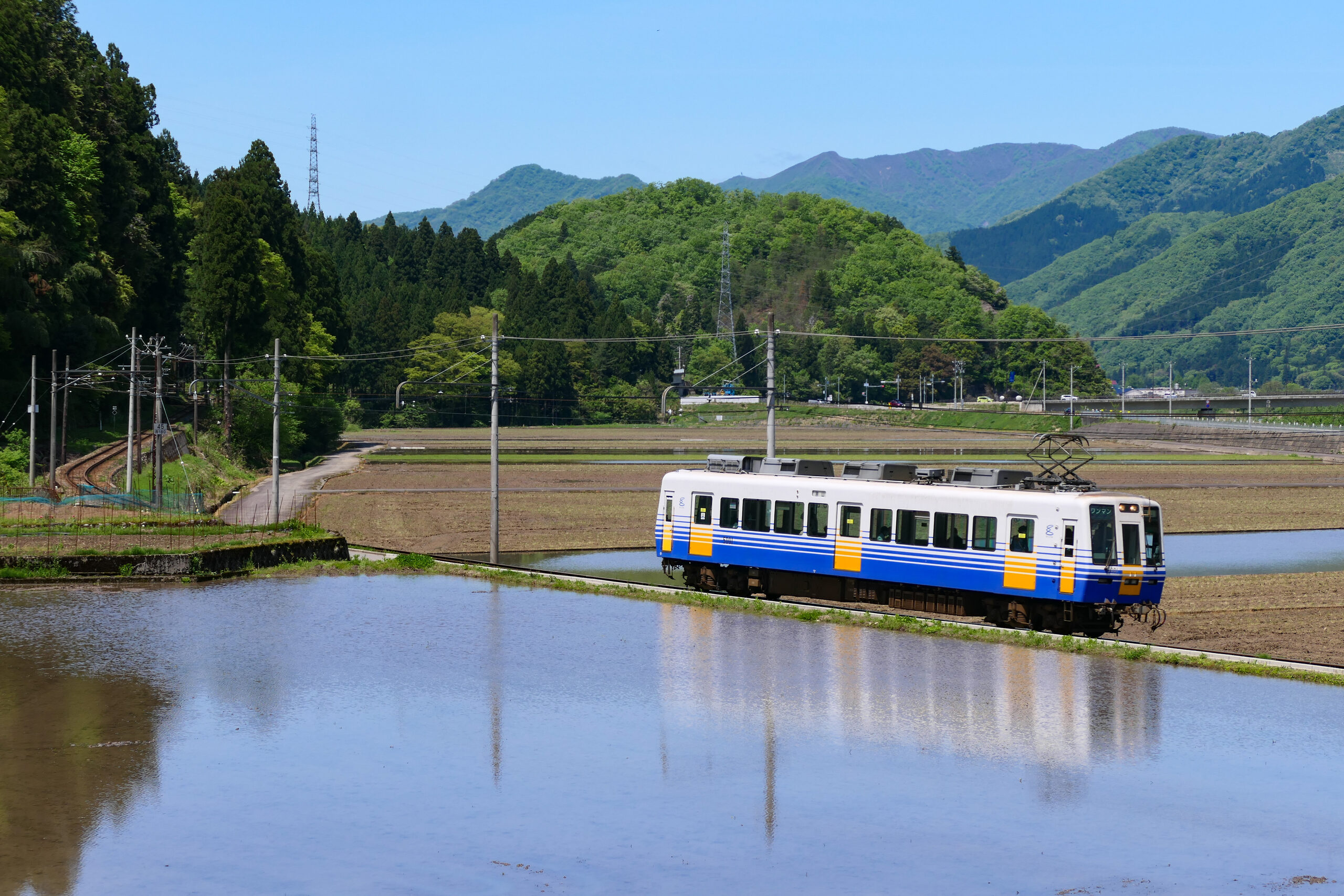 えちぜん鉄道勝山永平寺線を走るモハ5001形電車と田園風景