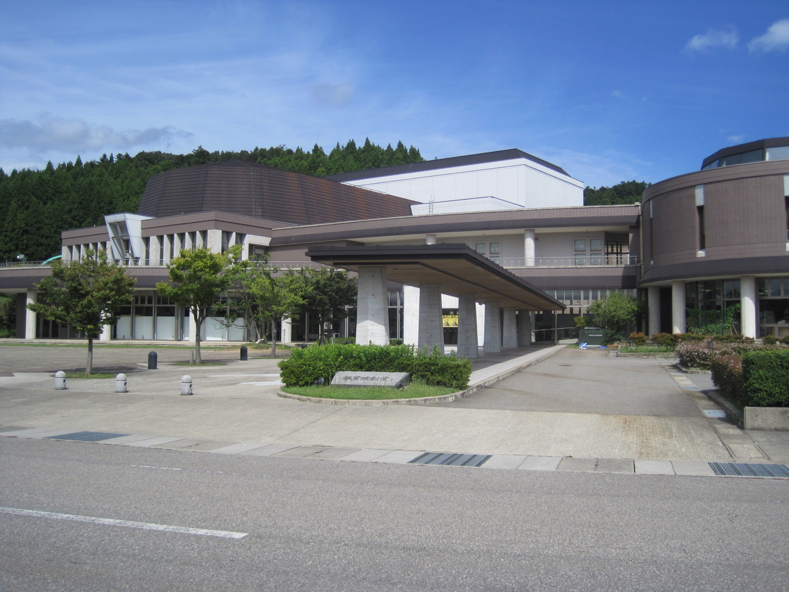 石川県七尾市にある能登演劇堂の外観