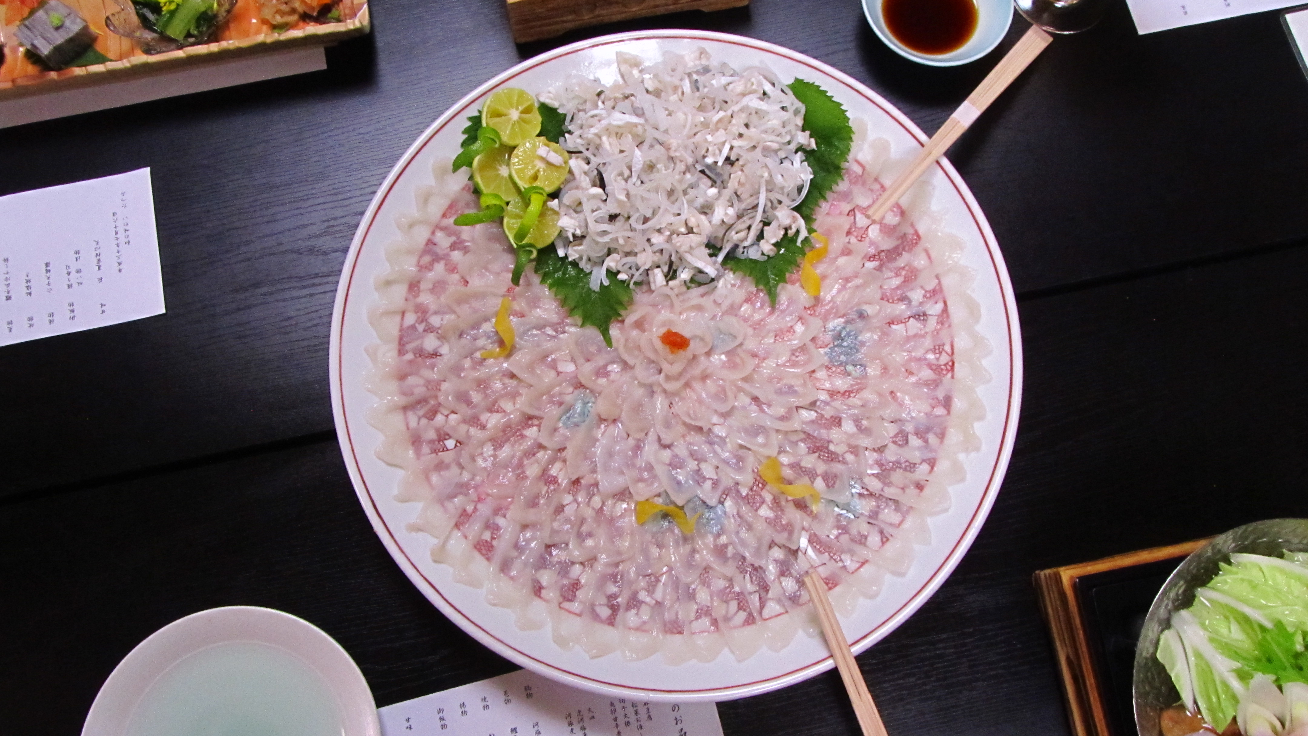 若狭ふぐの薄造り（てっさ）の盛り付け