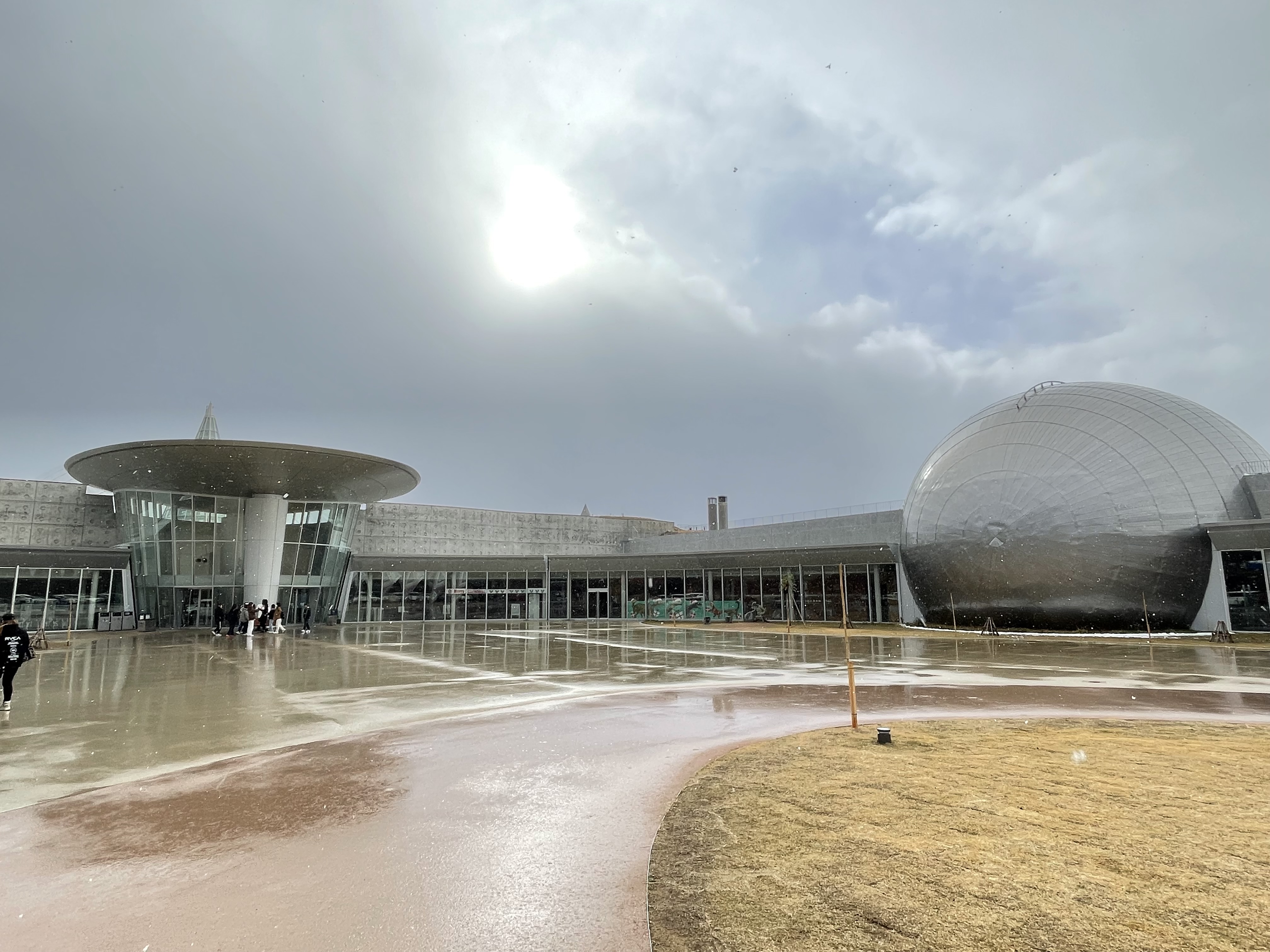 福井県立恐竜博物館の外観