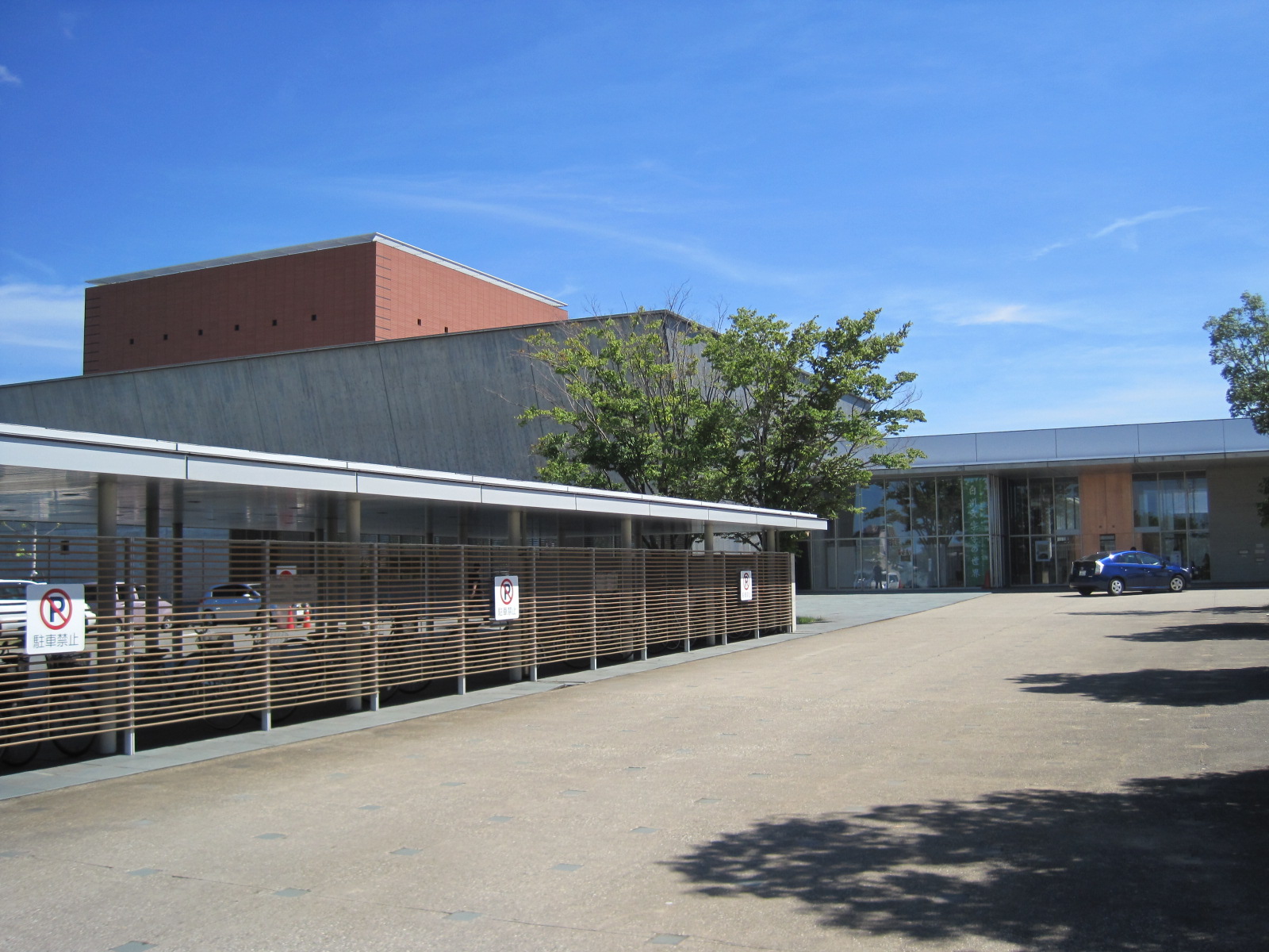 福井県立図書館・福井県文書館の正面外観