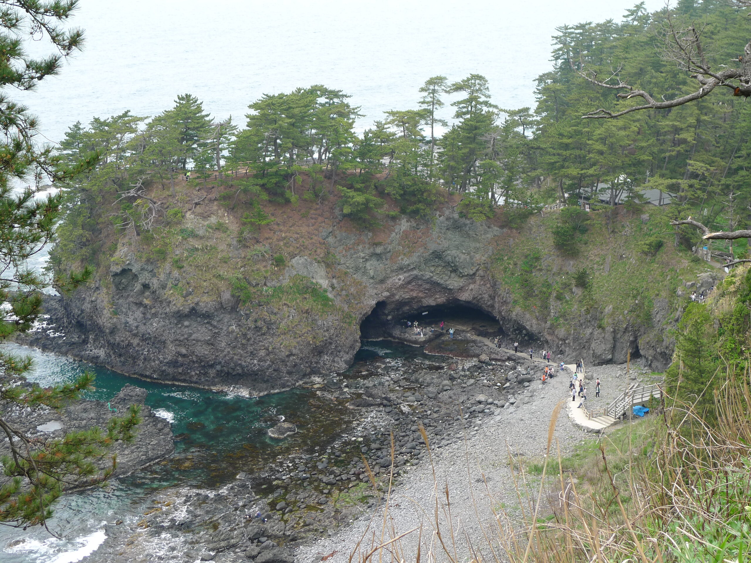 能登金剛・巌門の海食洞と奇岩