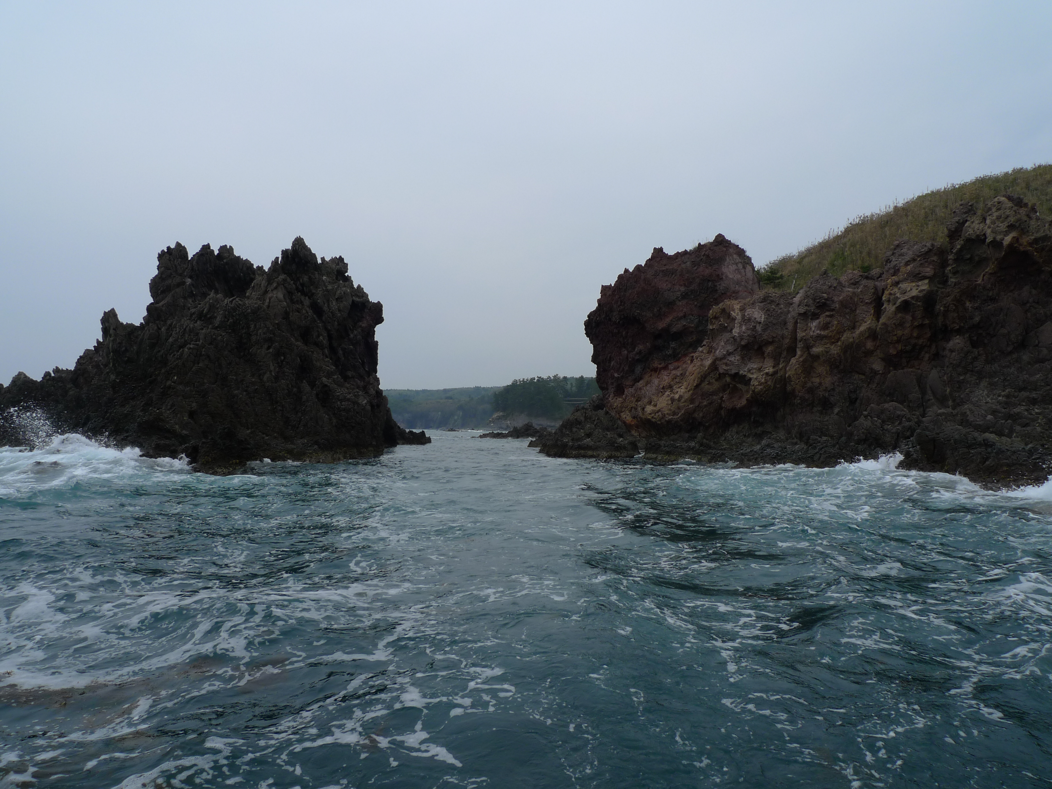 能登金剛・巌門の断崖絶壁と日本海