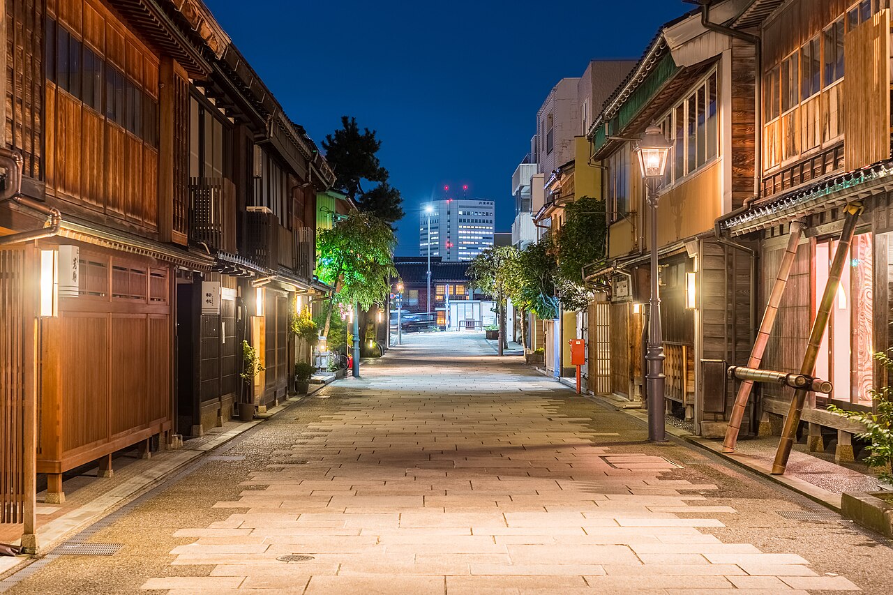 夕暮れのにし茶屋街の風情ある景観
