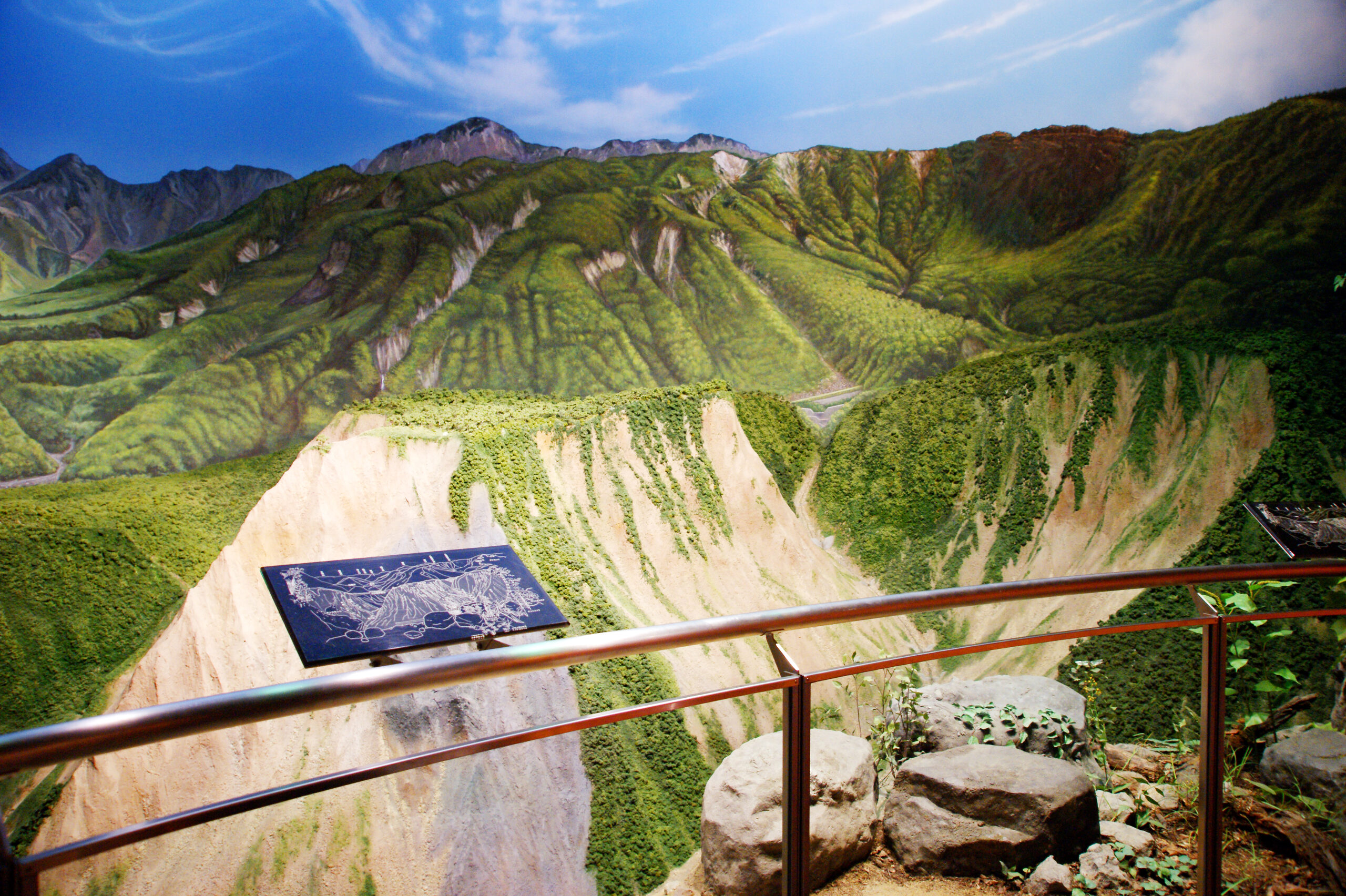 立山カルデラ砂防博物館の外観と展示