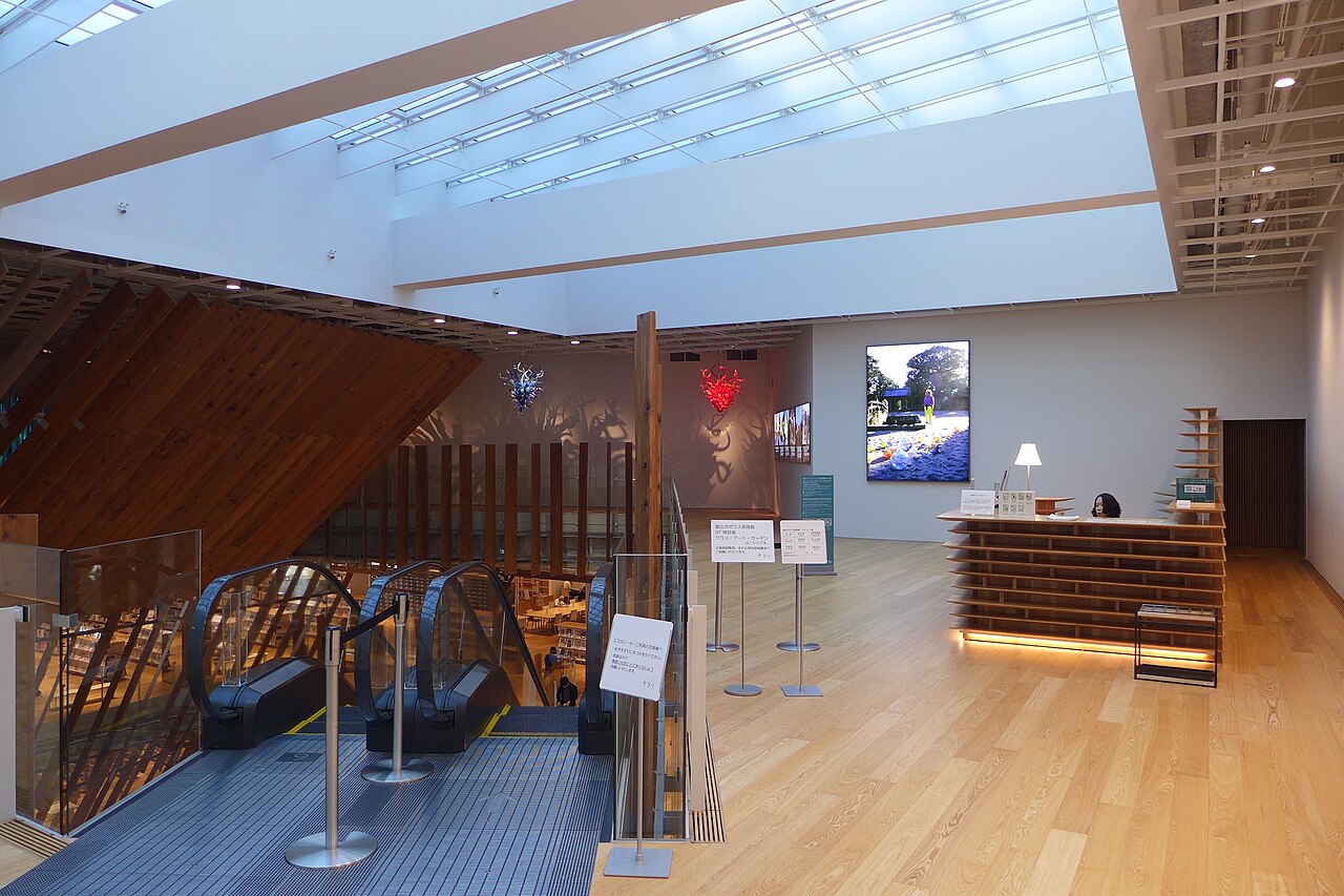 富山市ガラス美術館のエントランスとTOYAMAキラリの建築