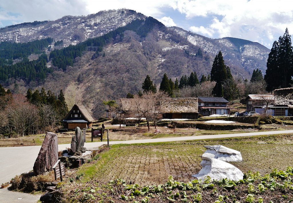五箇山・相倉合掌造り集落。秋は麦屋まつり・こきりこ祭りが行われる