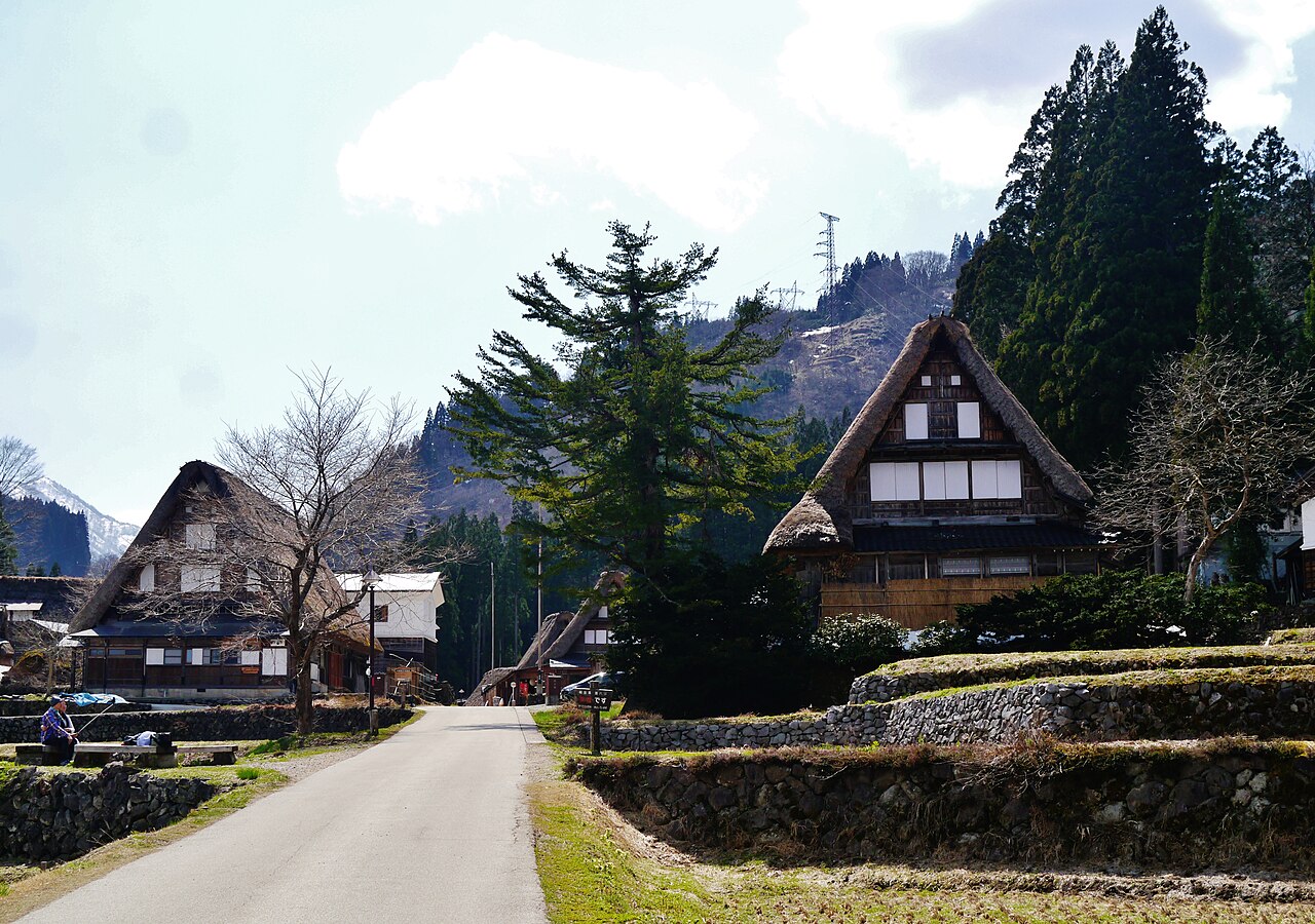 五箇山・相倉集落の合掌造り家屋と里山の風景