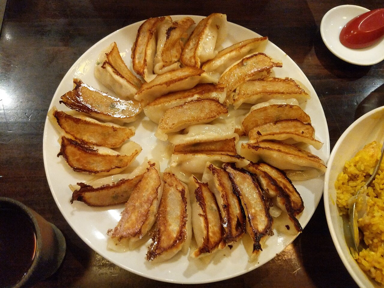 餃子店で提供される焼き餃子