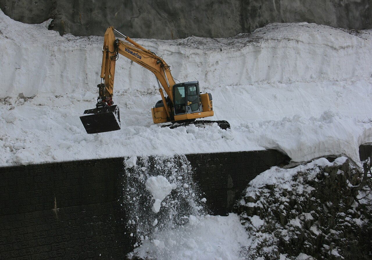 冬の白山麓の雪深い林道風景