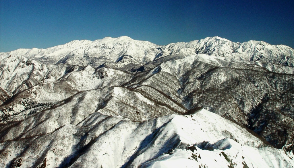 経ヶ岳から望む白山連峰の雄大なパノラマ