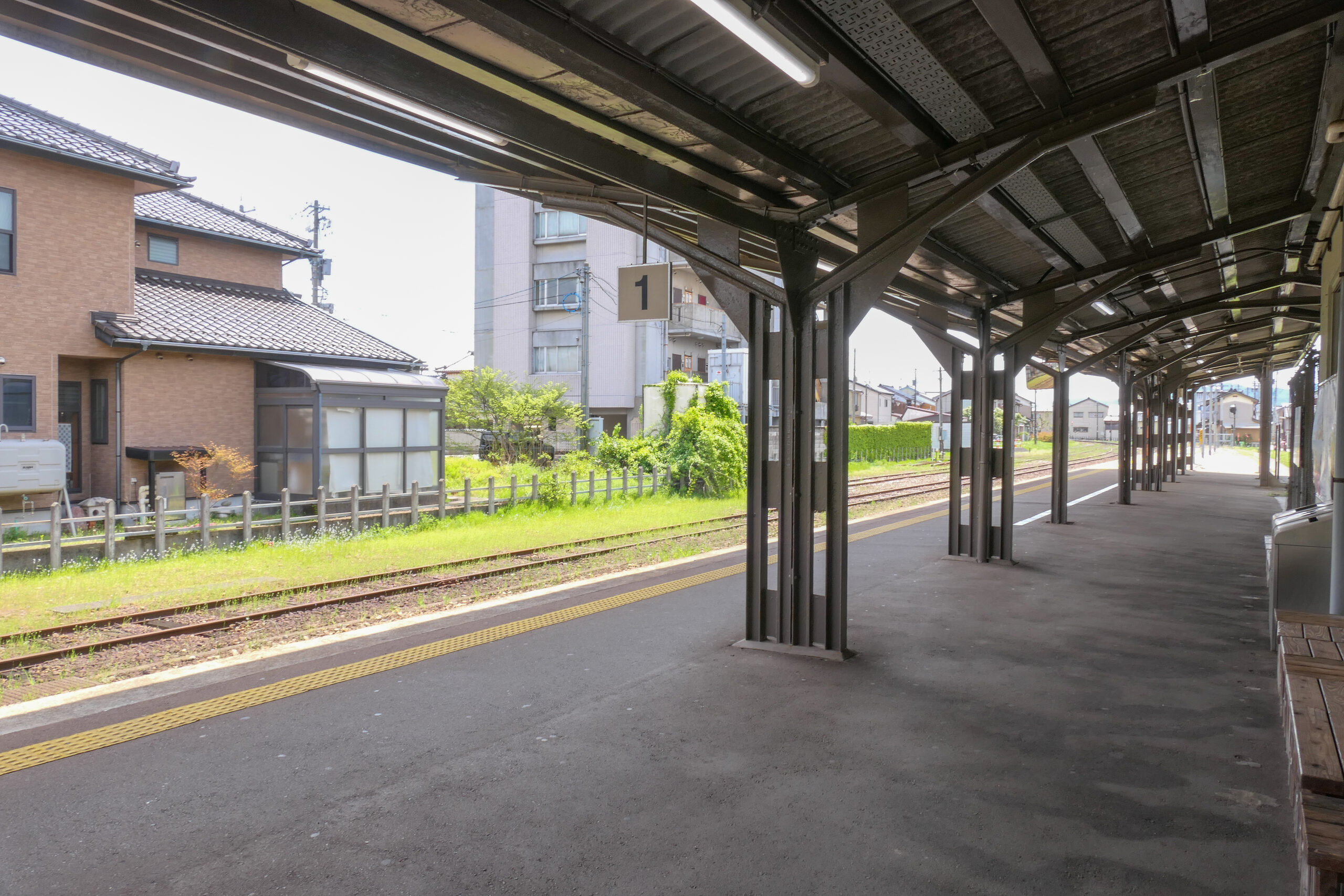 忍者ハットリくんの装飾が楽しいJR氷見駅の駅舎