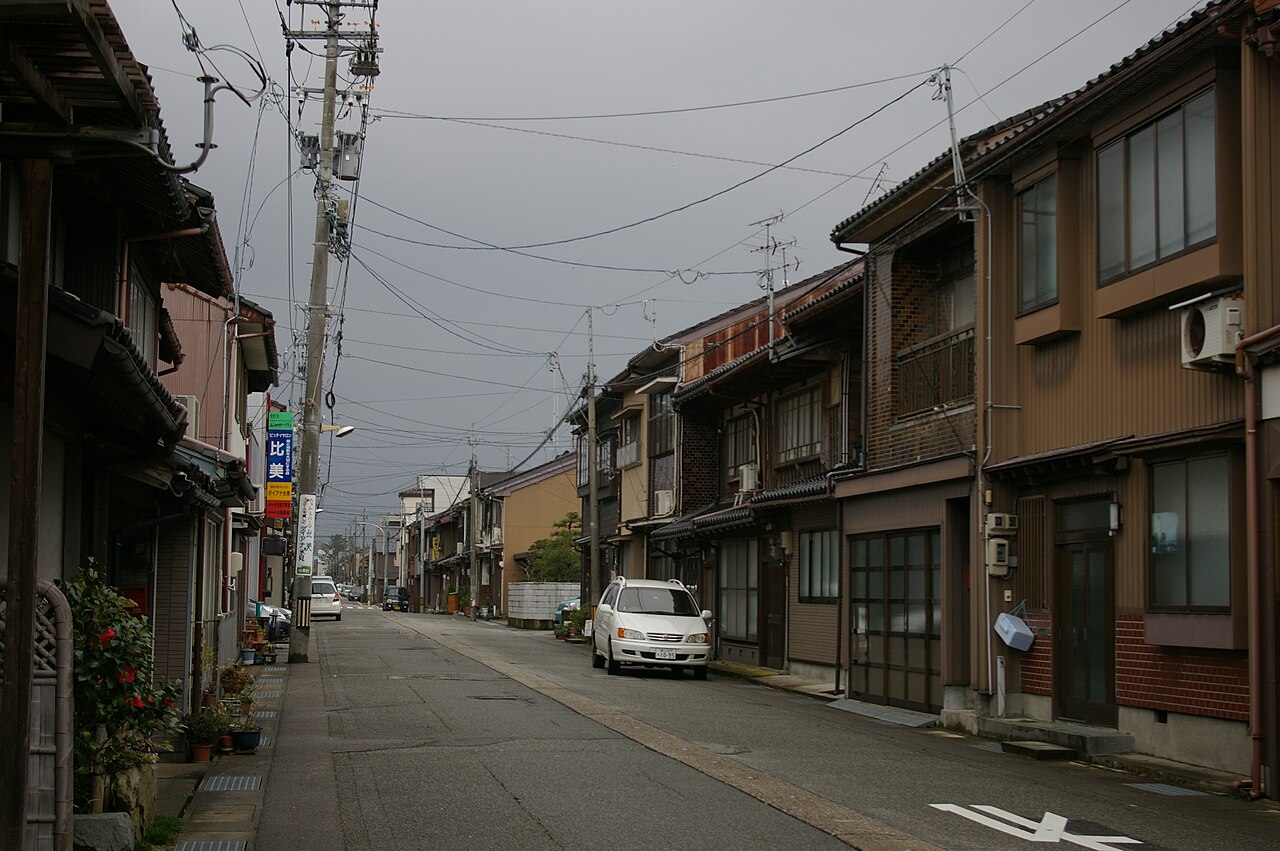 氷見市の漁師町の街並みと日本海沿いの風景