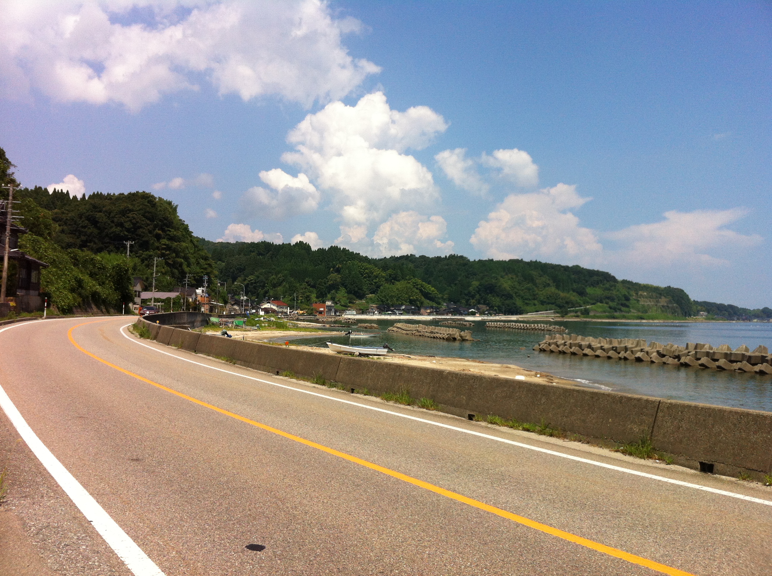 氷見の海岸道路から望む富山湾の風景