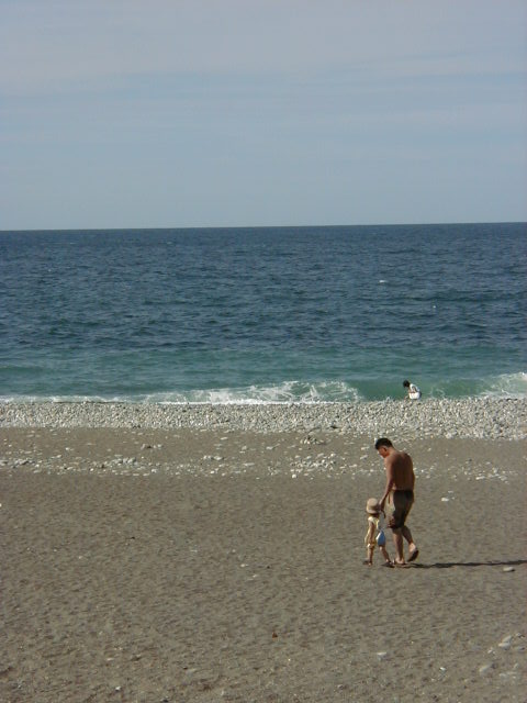 朝日町ヒスイ海岸の玉石が広がる海岸線と日本海