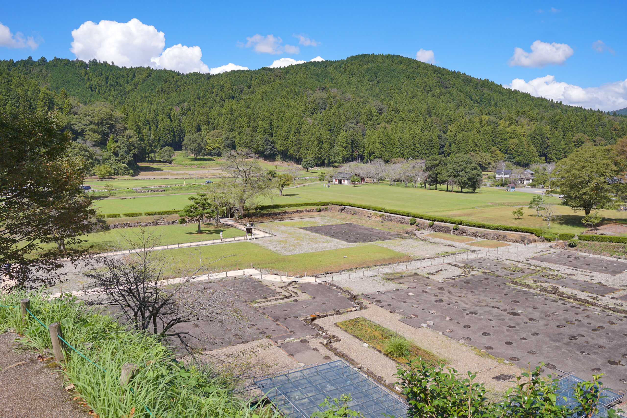 一乗谷朝倉氏遺跡の全景と山に囲まれた城下町跡