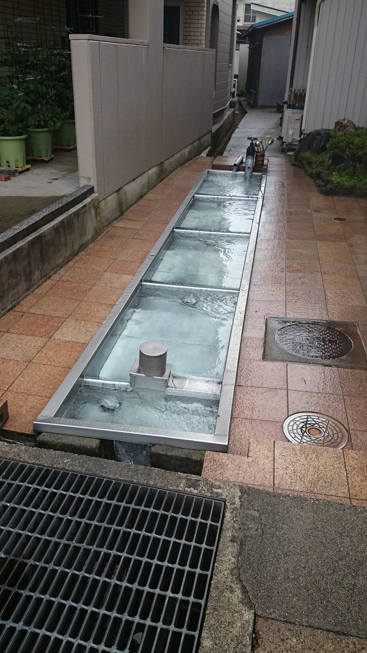 生地の清水庵の清水の湧水