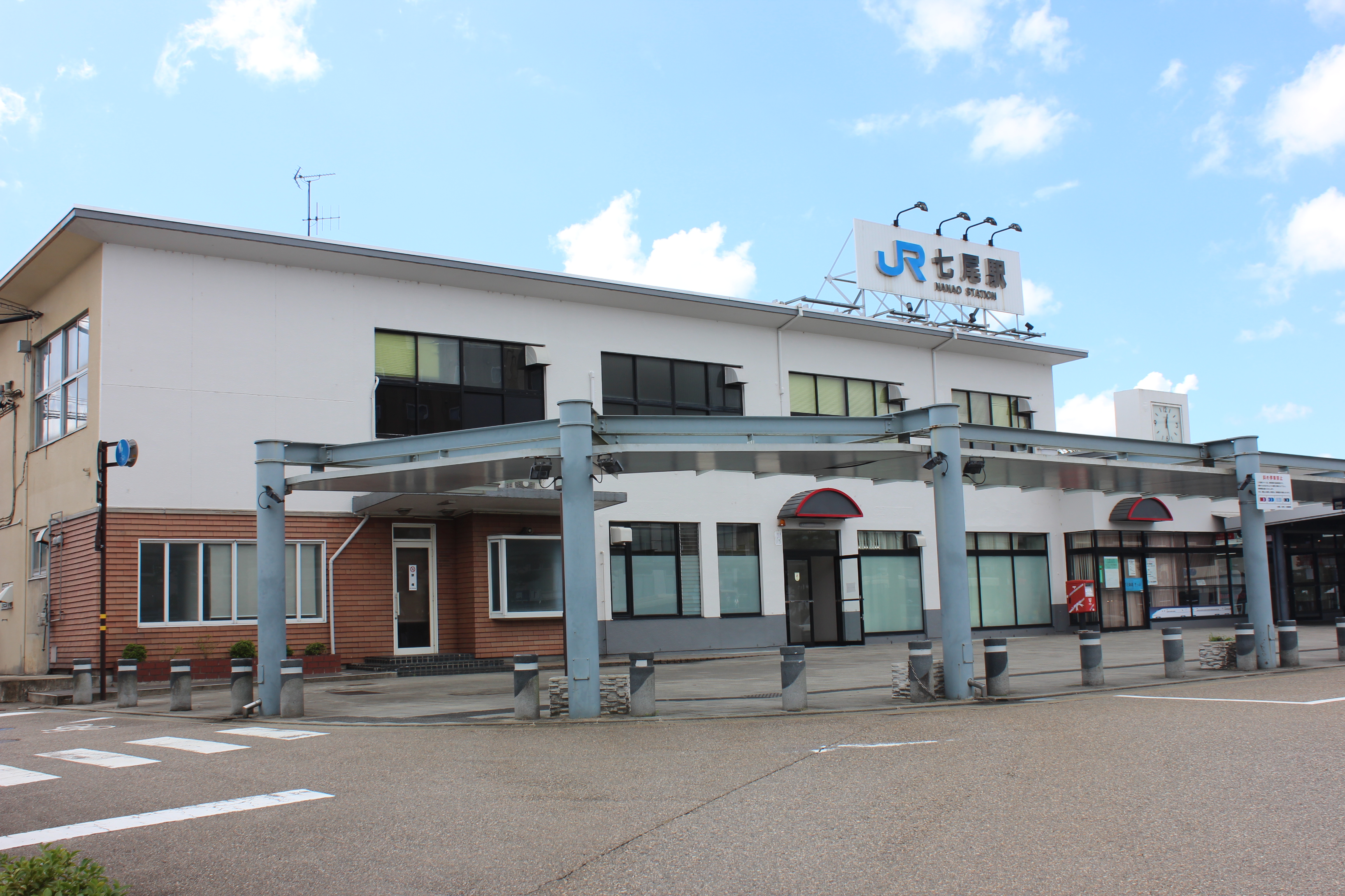 七尾駅の駅舎と駅前広場