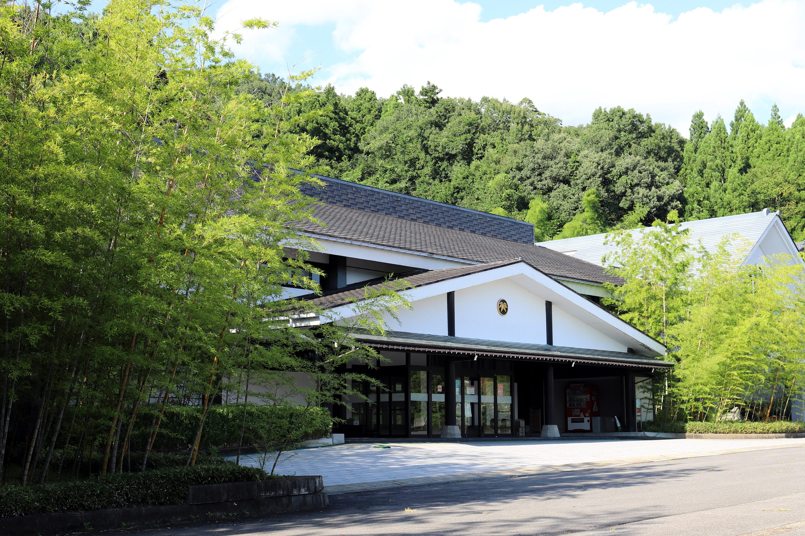 越前竹人形の里の施設外観と坂井市の伝統工芸施設