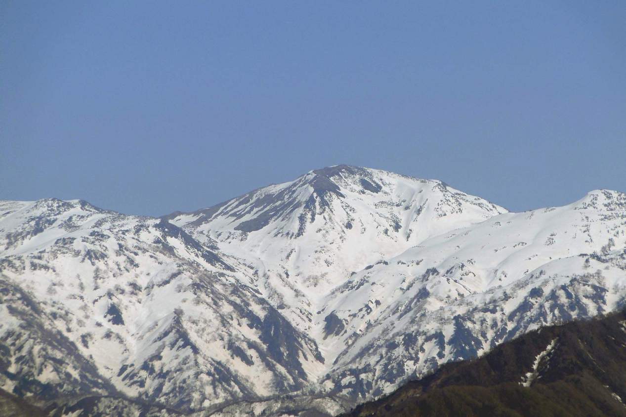 朝日町の海岸線と朝日岳