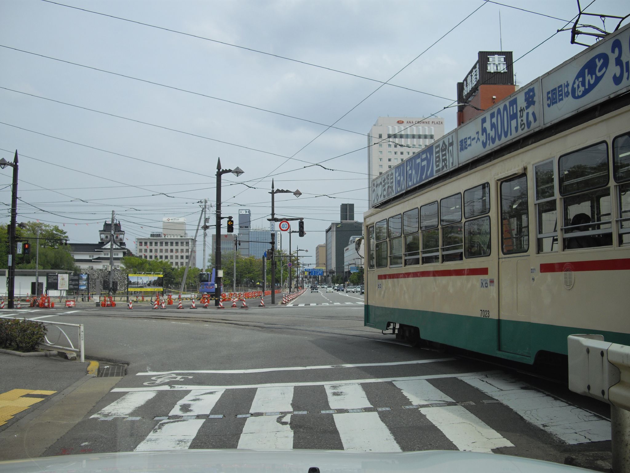 富山駅前の路面電車乗り場