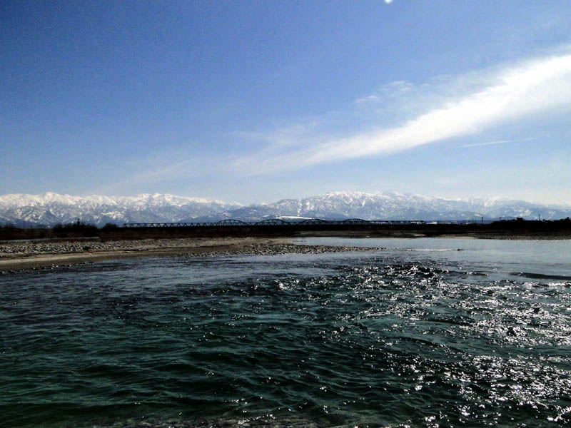黒部川と入善町の田園風景