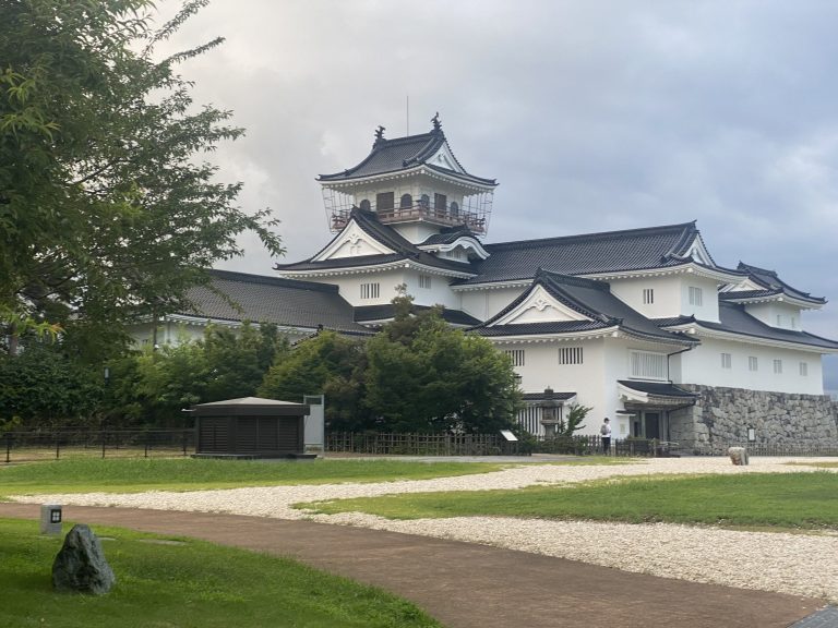 富山市内1日観光モデルコース — 路面電車で巡る富山城・ガラス美術館・岩瀬の港町と富山湾鮨