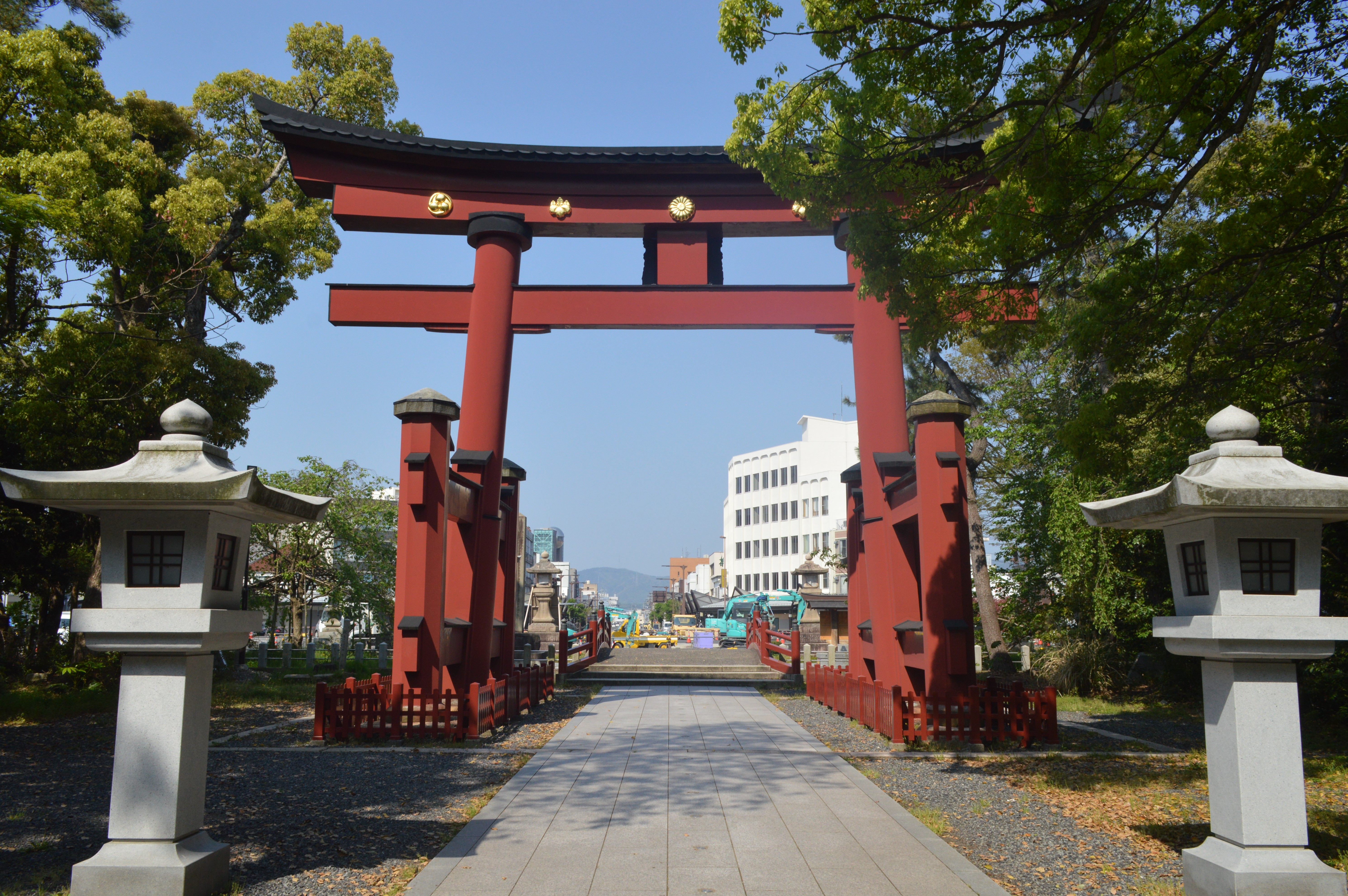 気比神宮の大鳥居と境内