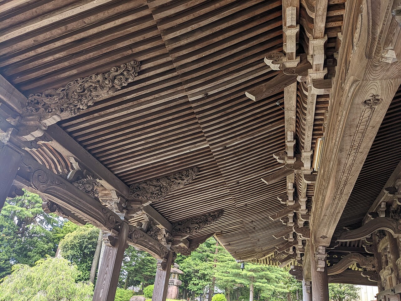 井波彫刻の粋を集めた瑞泉寺の手挟の木彫り装飾