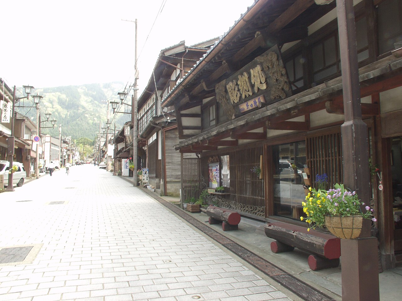 木彫りの里・井波の八日町通りの古い街並み