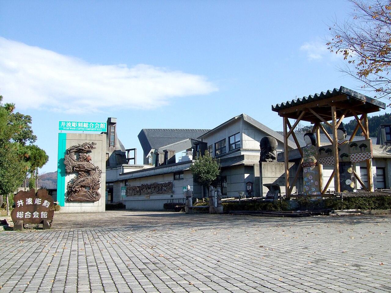 道の駅井波に展示された井波彫刻の作品
