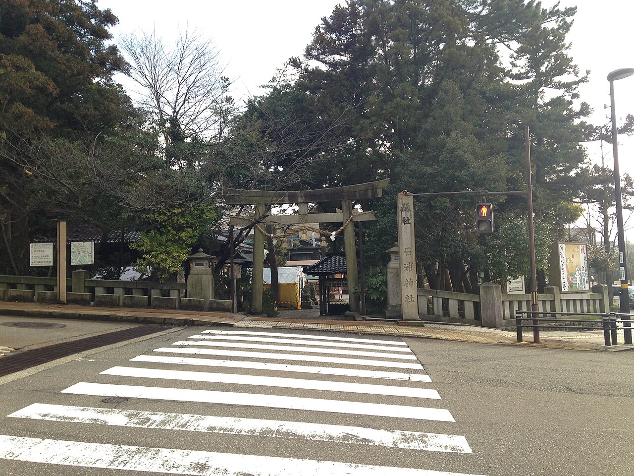 石浦神社の鳥居と兼六園真弓坂口からの眺め