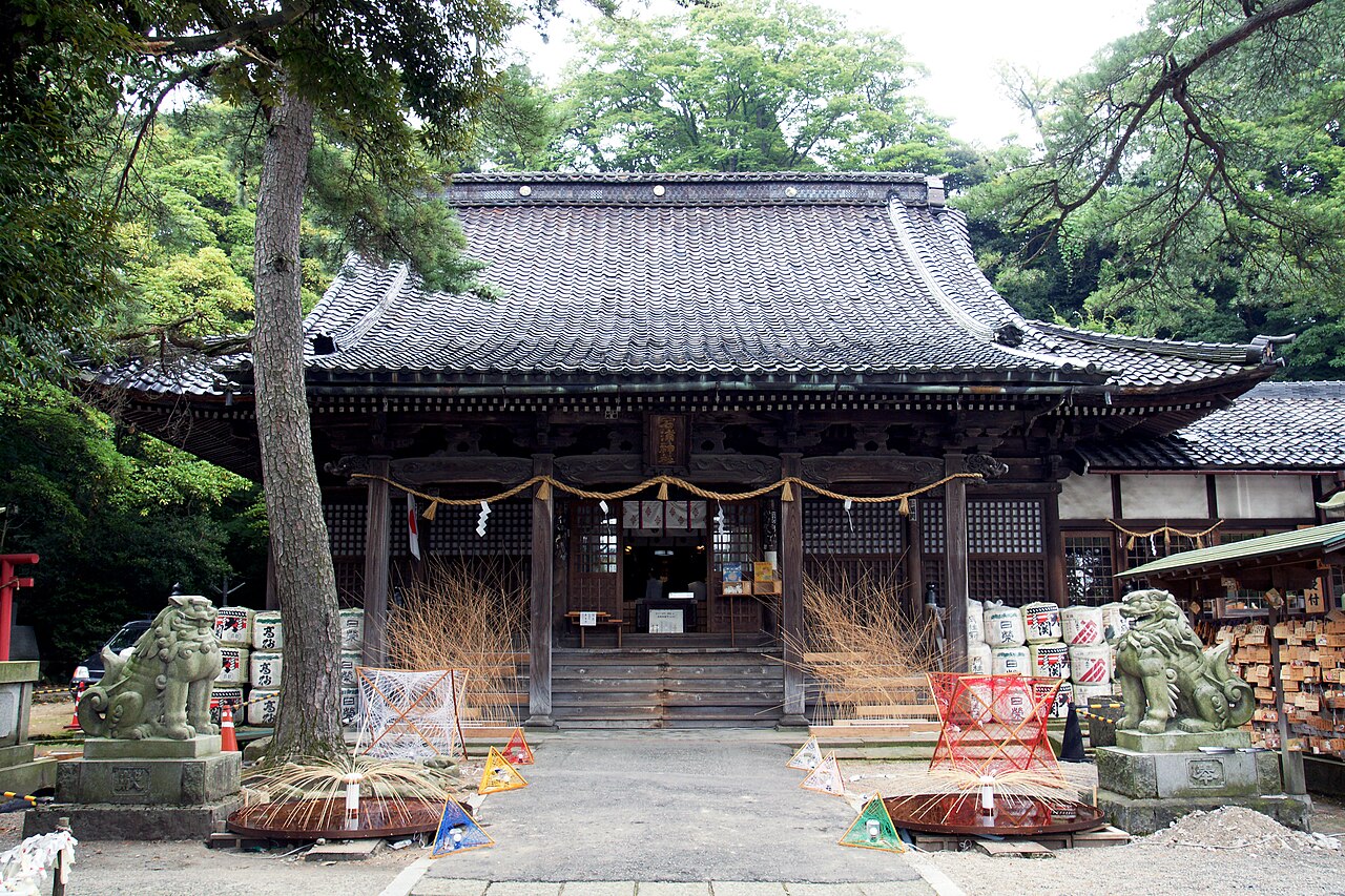 石浦神社の拝殿と参道の風景