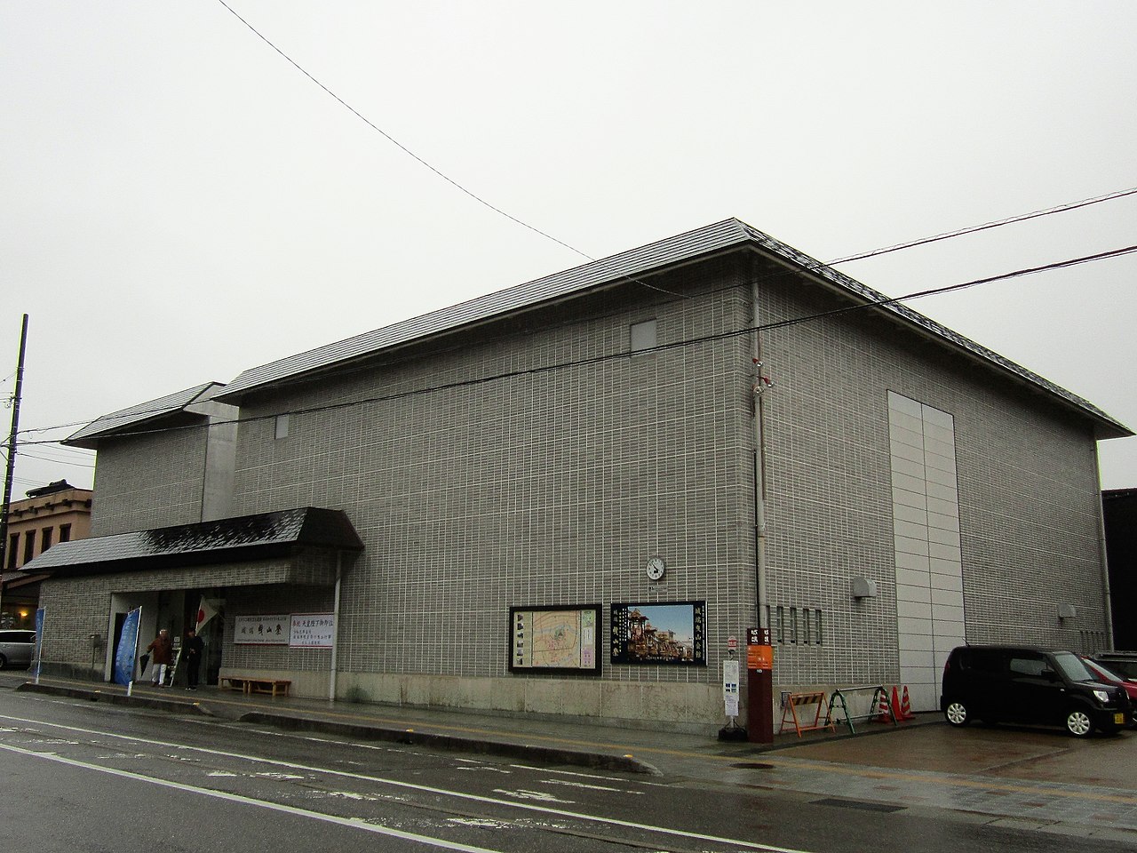 南砺市の城端曳山会館に展示された曳山と庵屋台