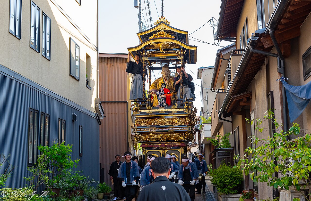 城端曳山祭のユネスコ無形文化遺産に登録された曳山巡行