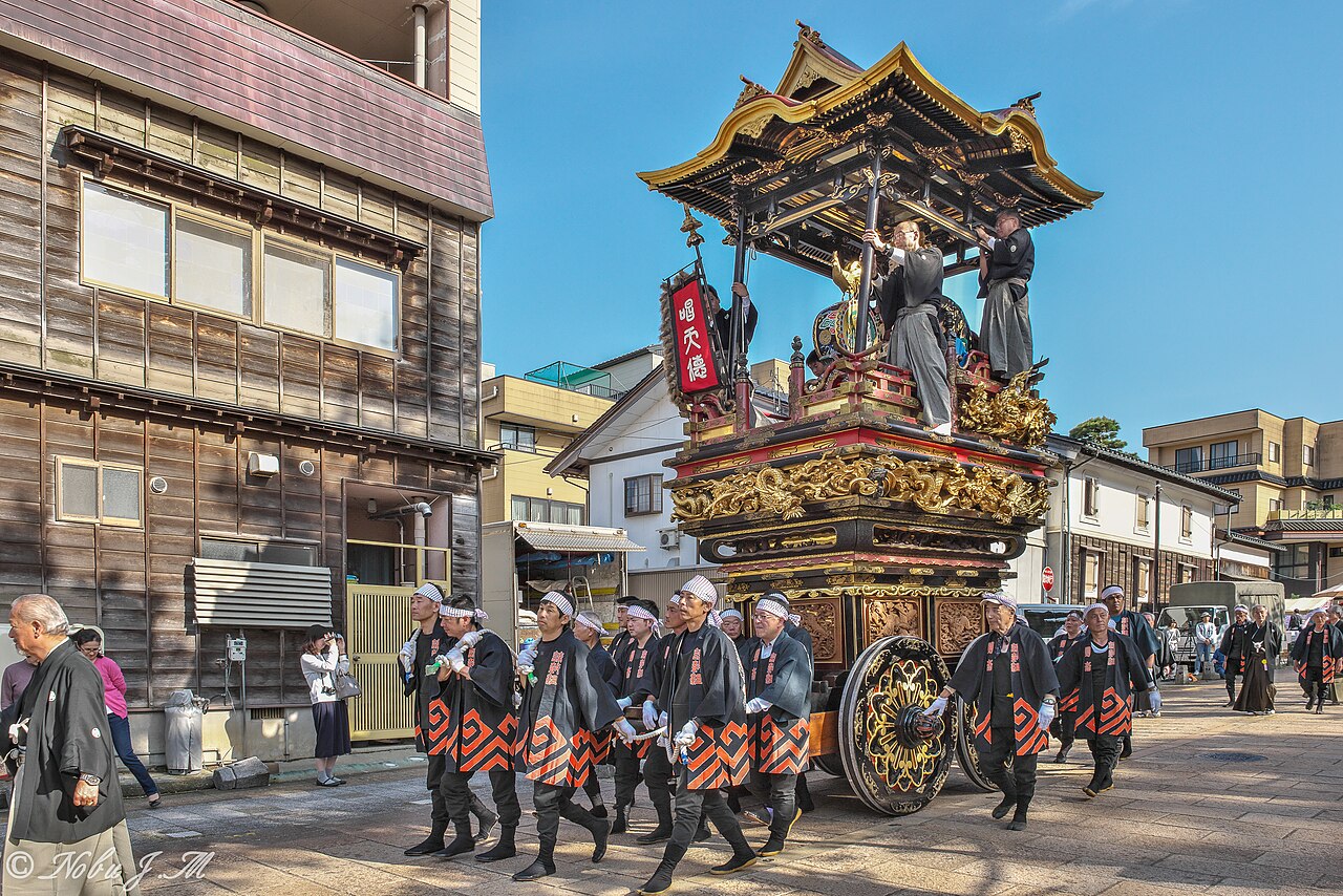 城端の町並みを巡行する庵屋台と曳山