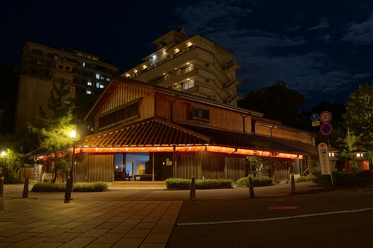 山代温泉の総湯・夜のライトアップ風景