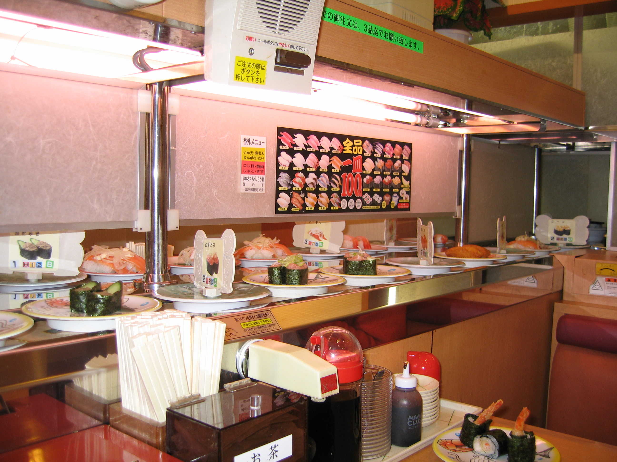 回転寿司のレーンと注文用インターコム