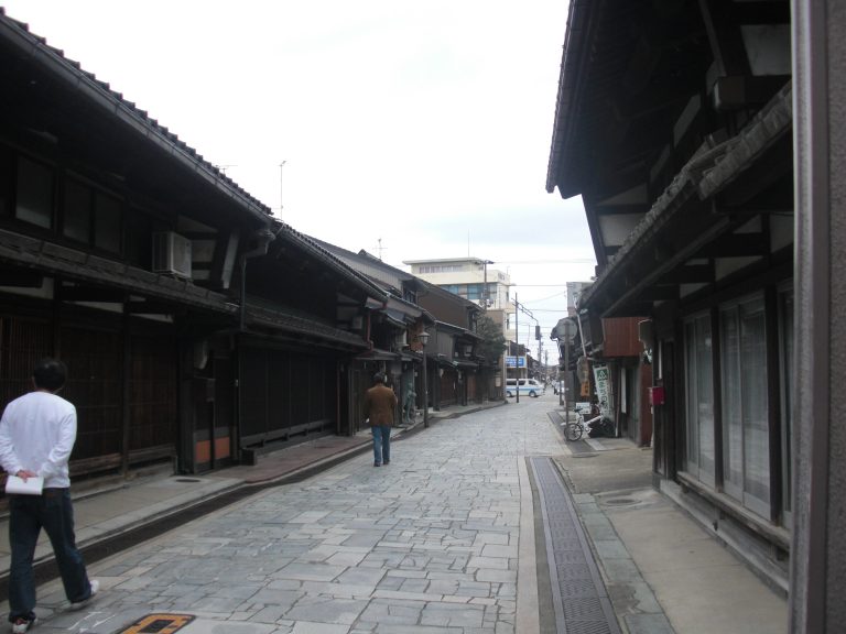 高岡の金屋町 — 400年の鋳物師の町並みと千本格子の家並み散策