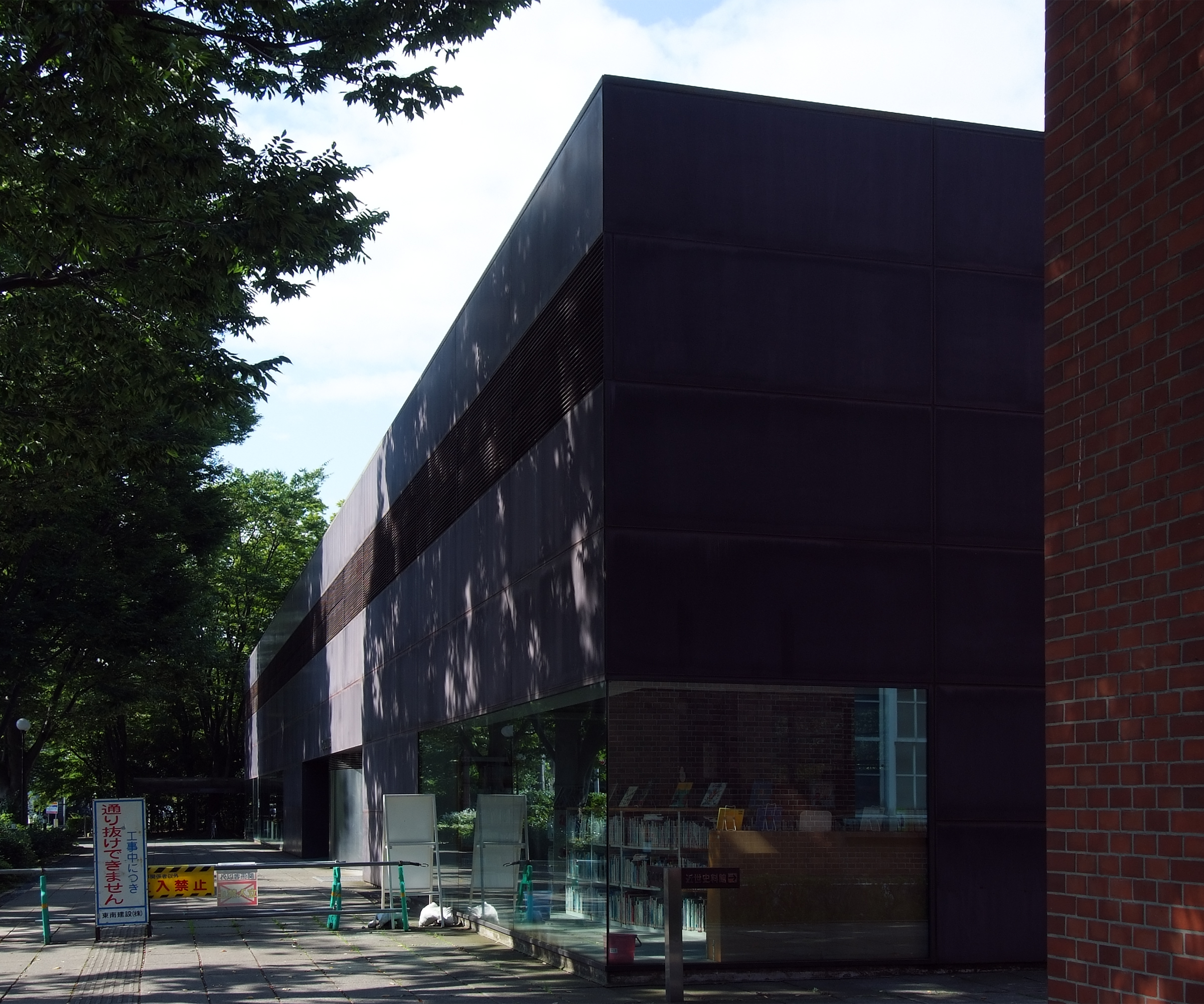 谷口吉郎・吉生親子設計の金沢市立玉川図書館のモダンな外観